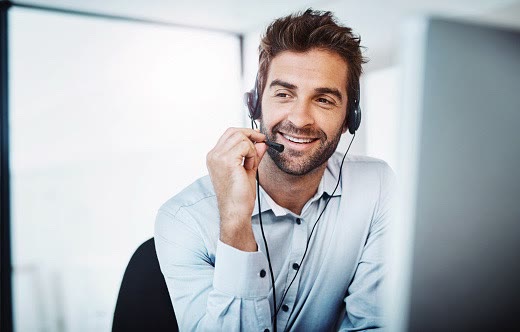Telefonassistent mit Headset im Gespräch