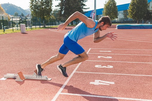 Sprinter startet aus dem Startblock