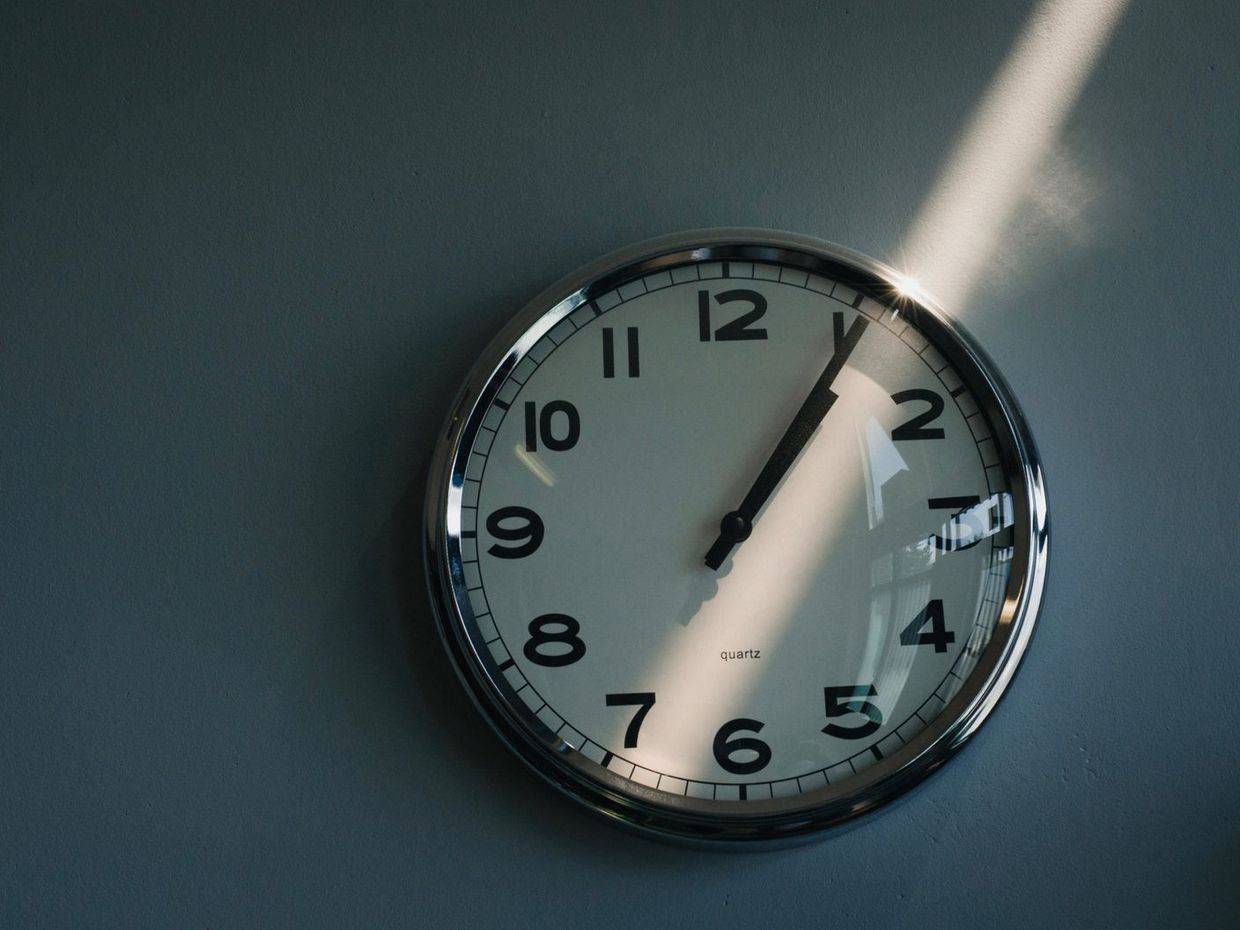 Wanduhr in einem hellen Büro