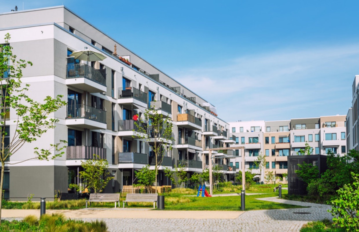 Modernes Wohnquartier mit Mehrfamilienhäusern, Grünfläche und Spielplatz
